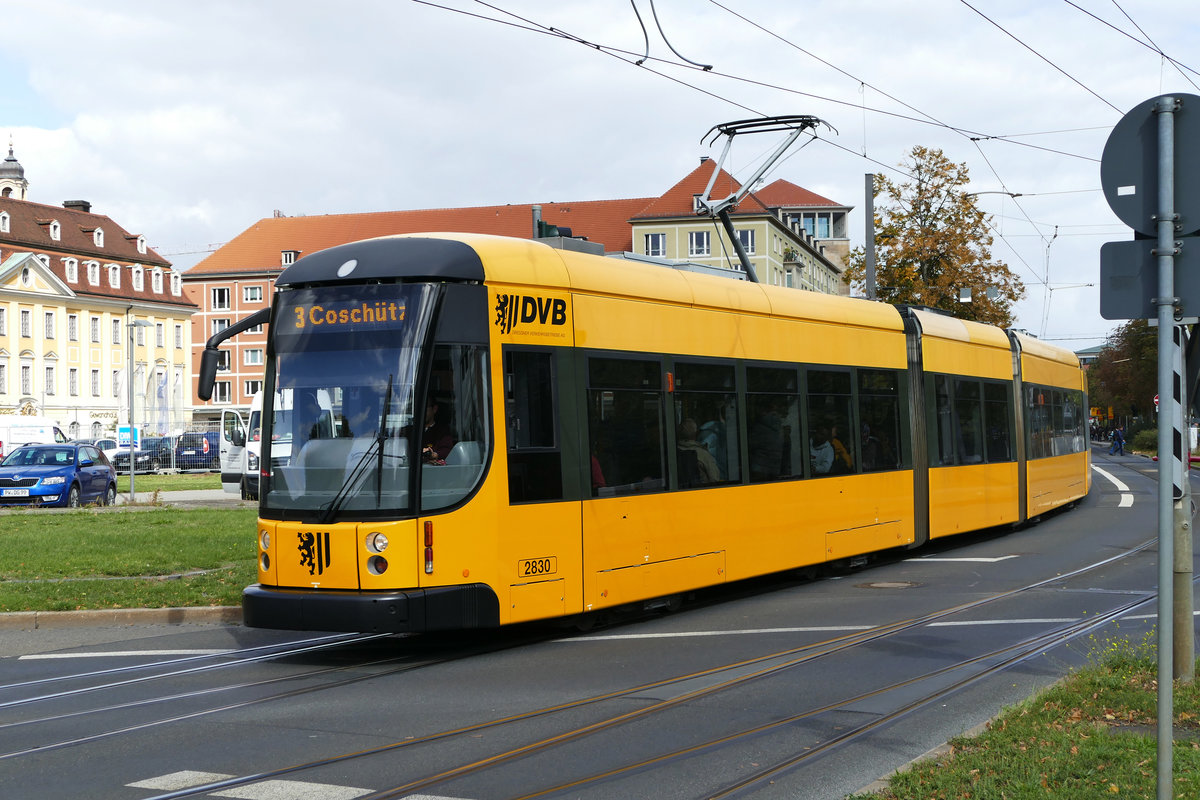 18. September 2019, Dresden, Straßenbahn am Georgplatz. Zug 2830, einer der 45 Meter langen Niederflurgelenktriebwagen NGT D12DD, ist auf der Linie 3 nach Coschütz unterwegs,