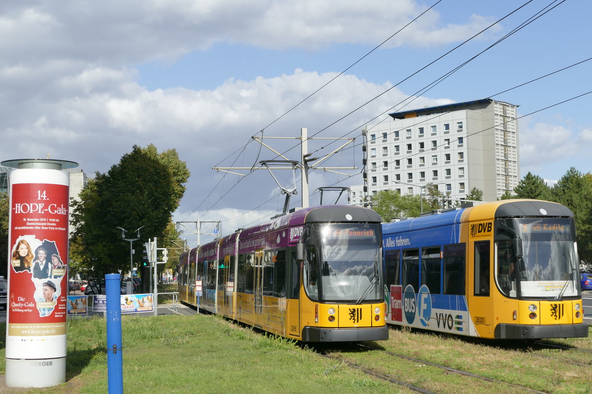 18. September 2019, Dresden, Straßenbahn in der St.Petersburger Straße. Zug 2816,  einer der  45 Meter langen Niederflurgelenktriebwagen NGT D12DD, ist auf der Linie 7 nach Pennrich unterwegs. Hier fährt er in die Haltestelle Hauptbahnhof Nord ein. Daneben verlässt Zug 2620 als Linie 9 nach Kaditz diese.