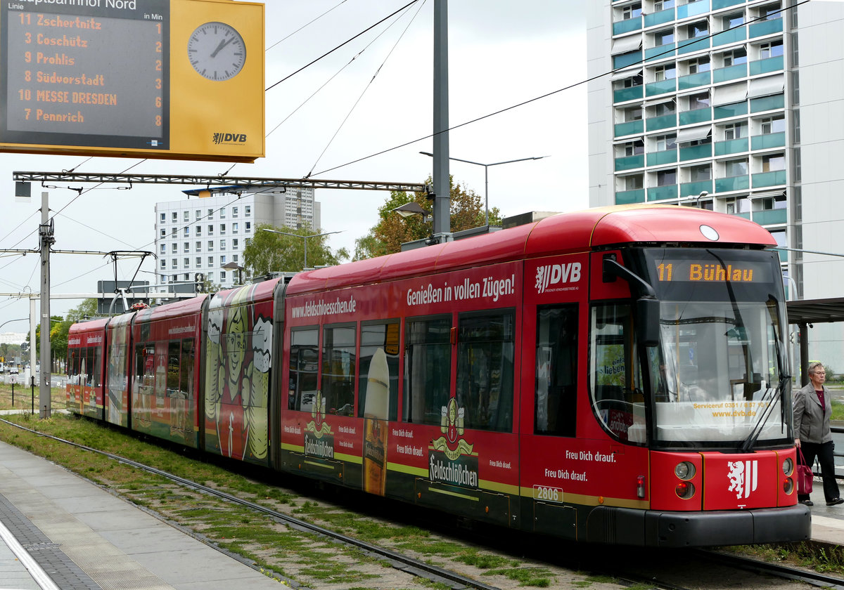 18. September 2019, Dresden, Straßenbahn in der St.Petersburger Straße. Zug 2806, einer der  45 Meter langen Niederflurgelenktriebwagen NGT D12DD, ist unterwegs auf der Linie 11 nach Bühlau,