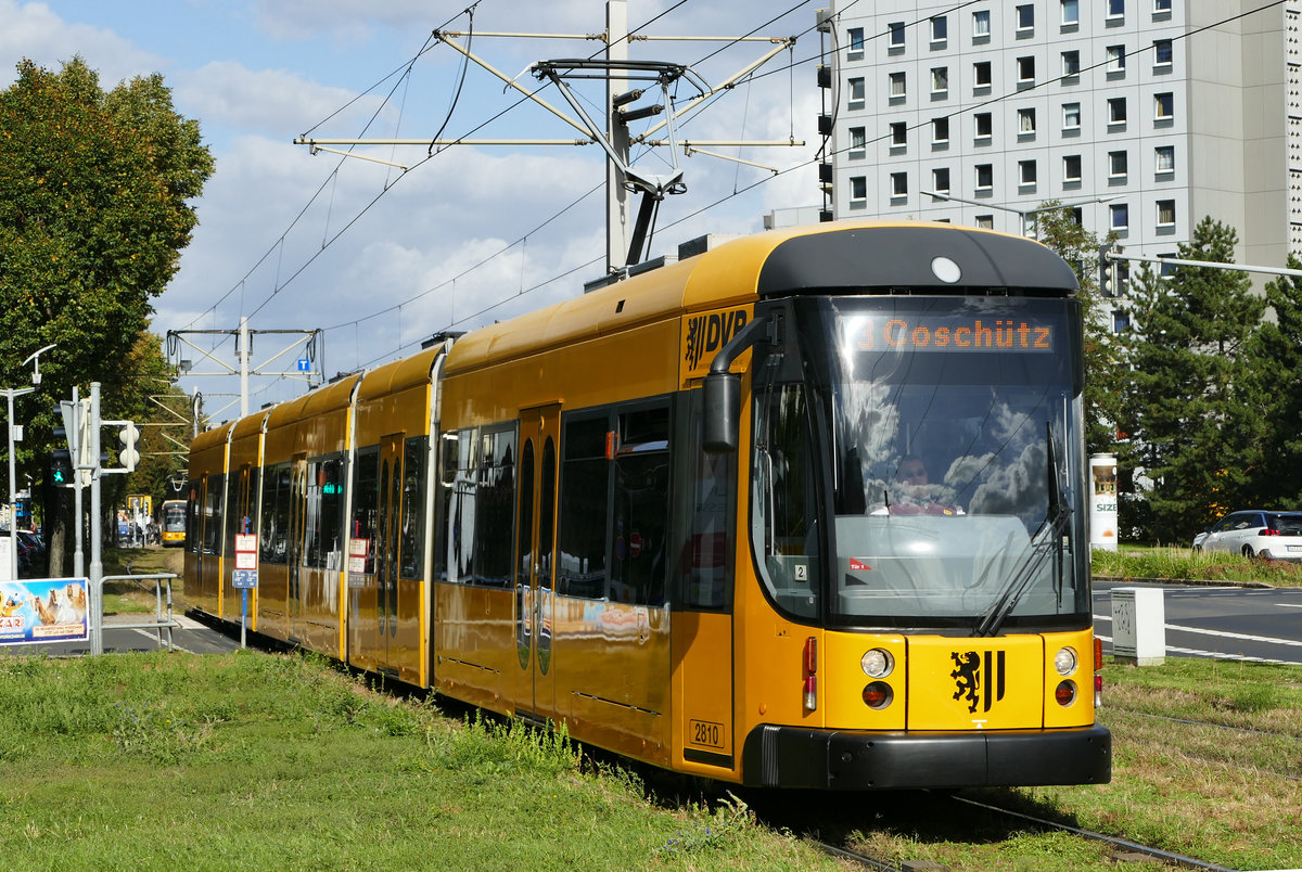 18. September 2019, Dresden, Straßenbahn des in Bautzen gebauten Typs NGT12DD in der St. Petersburger Straße. Die 5-teiligen Züge mit den 28er Nummern besitzen in den langen Wagenteilen 2 zweiachsige Drehgestelle. Die kurzen Teile sind dazwischen gehängt.