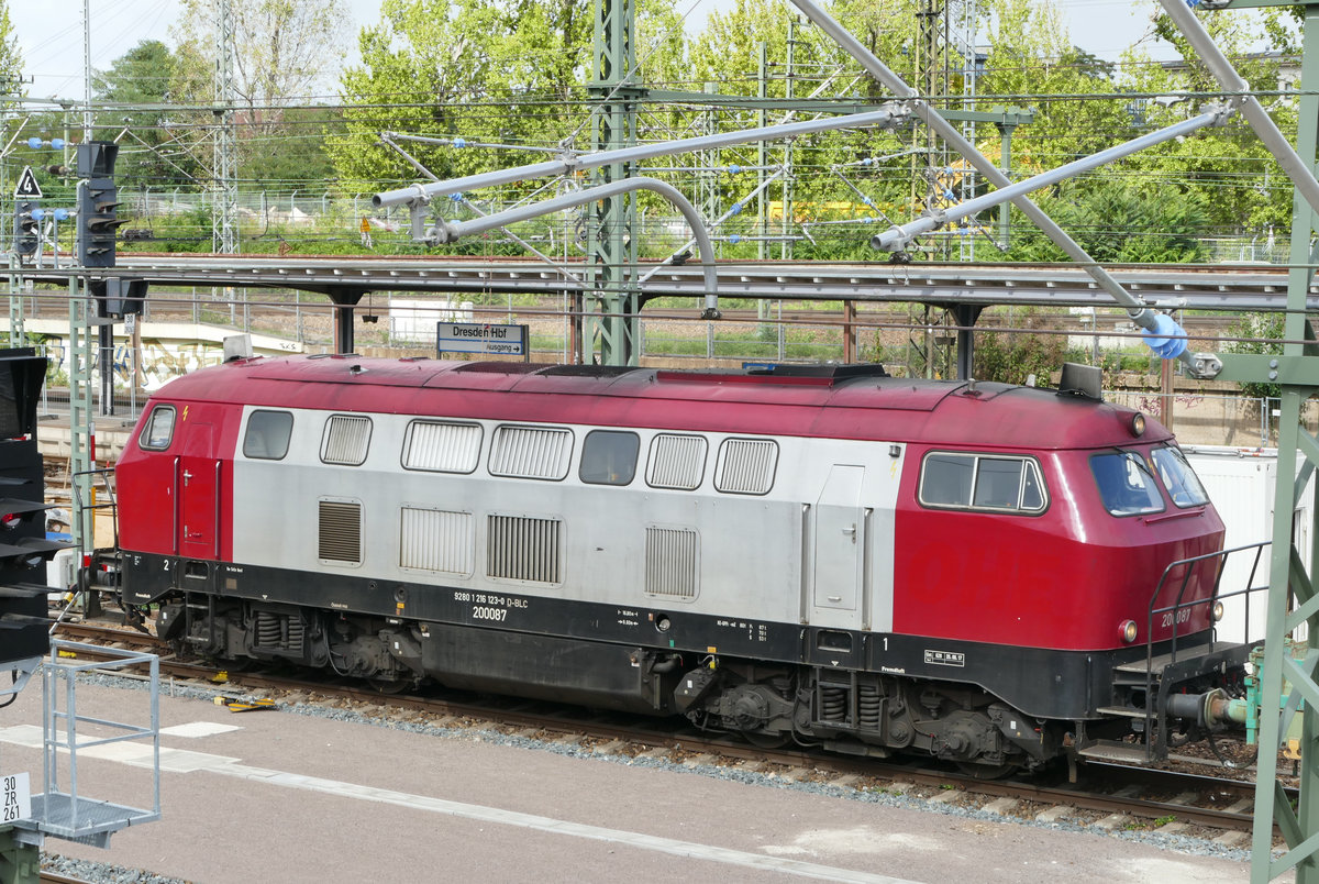 18. September 2019, im Dresdner Hauptbahnhof wird an den mittleren Gleisen der Mittelhalle gebaut. Mit laufendem Motor machte Lok 216 123 als 200087 der BLC vor einem aus grünen Flachbordwagen gebildeten Zug mit Bauschutt auf sich aufmerksam. Die Lok wurde 1967 bei der DB in Dienst gestellt, 1996 z-gestellt und 1997 ausgemustert. Über mehrere Zwischenstationen kam sie 1998 als Ausstellungsobjekt beim Theaterstück  Beuys  in der  Rheinmetallhalle Düsseldorf zu Ehren. Danach Einsatz bei der OHE Celle. 2005 Umzeichnung in  200087 . 2016 wurde sie an Bahnlogistik24 GmbH, Dresden vermietet.