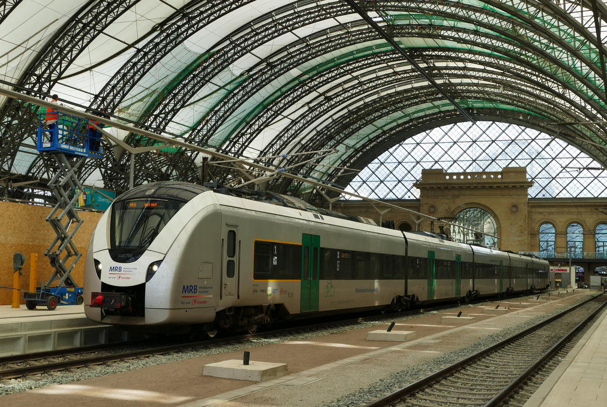 18. September 2019, Im Dresdner Hauptbahnhof steht ein Zug der Mitteldeutschen Regiobahn. Er wurde innen gereinigt. Im Hintergrund finden Bauarbeiten statt.