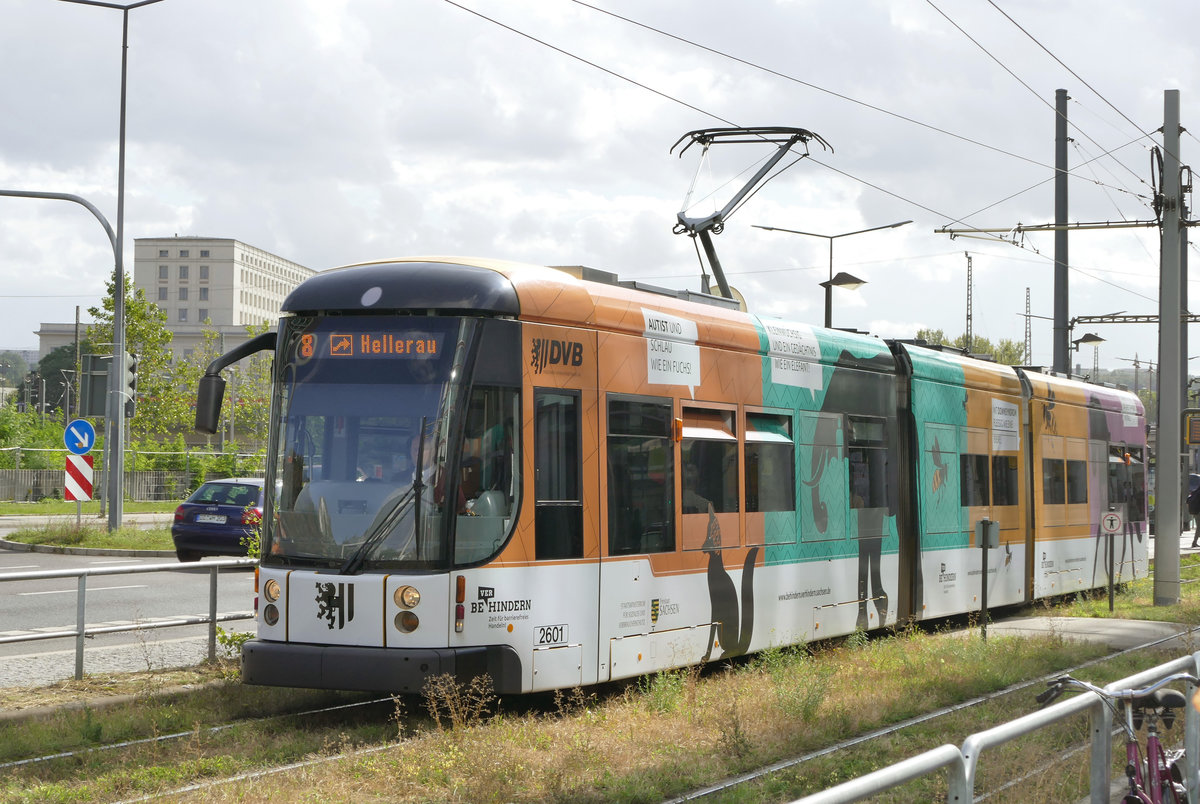 18. September 2019, Straßenbahn Dresden, Tw 2601 fährt auf der Linie 8 längs der St.Petersburger Straße in Richtung Hellerau. 40 Wagen des Typs NGT D8DD sind in den Jahren 2006 bis 2009 von Bombardier Bautzen für die Dresdner Verkehrsbetriebe hergestellt worden. Bei meinen gelegentlichen Besuchen der sächsischen Landeshauptstadt ist mir die  2601  in immer neuer  Verkleidung  begegnet.