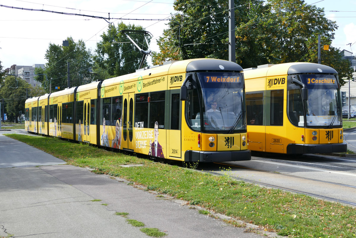 18. September 2019, Straßenbahn Dresden, Tw des in Bautzen gebauten Typs NGT12DD. Gleich zwei von ihnen konnte ich am Georgplatz aufs Bild bringen. Die 5-teiligen Züge mit den 28er Nummern besitzen in den langen Wagenteilen 2 zweiachsige Drehgestelle. Die kurzen Teile sind dazwischen gehängt.