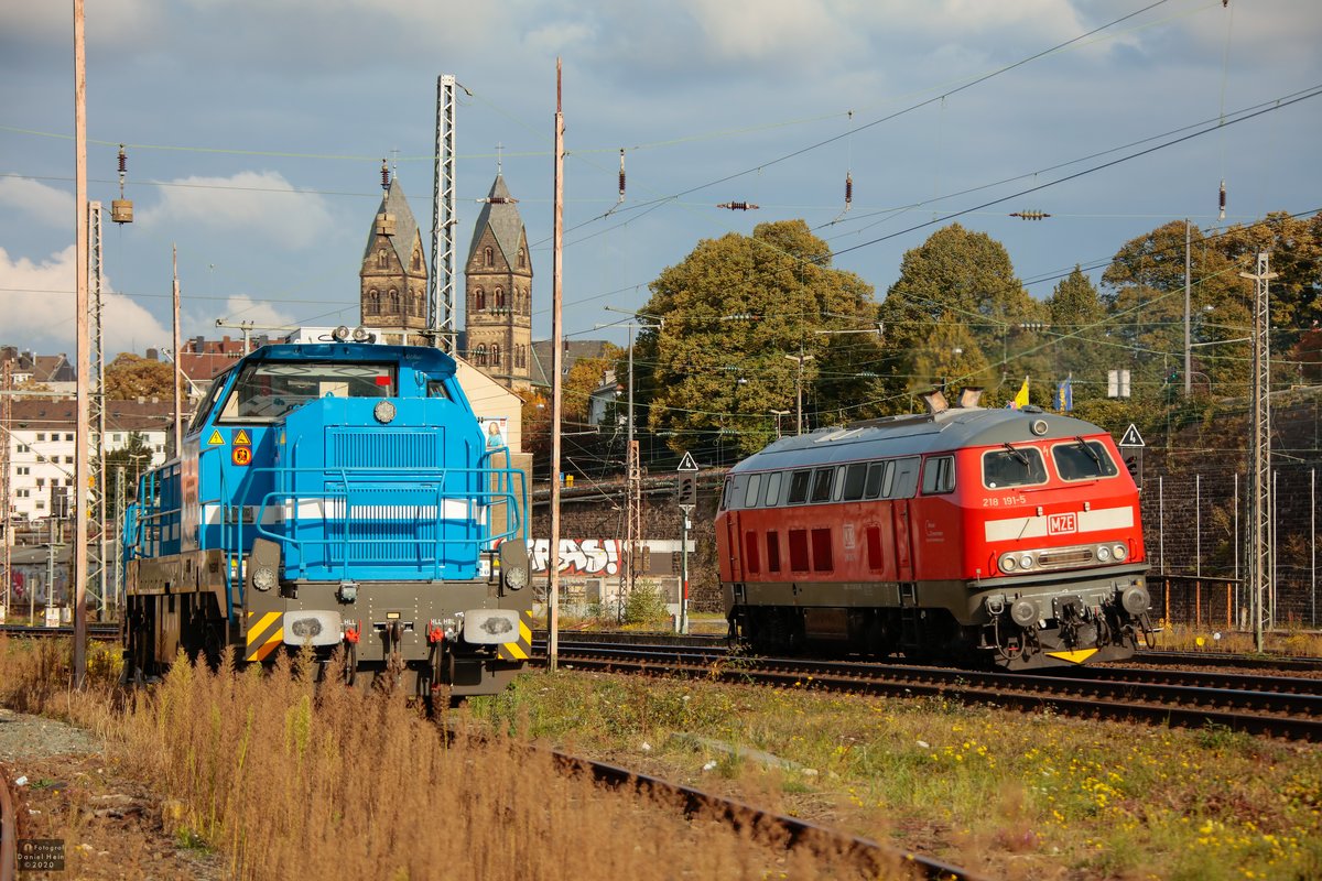 180 002 (G18) von Spitzke und rechts 218 191-5 MZE in Wuppertal Steinbeck, Oktober 2020.