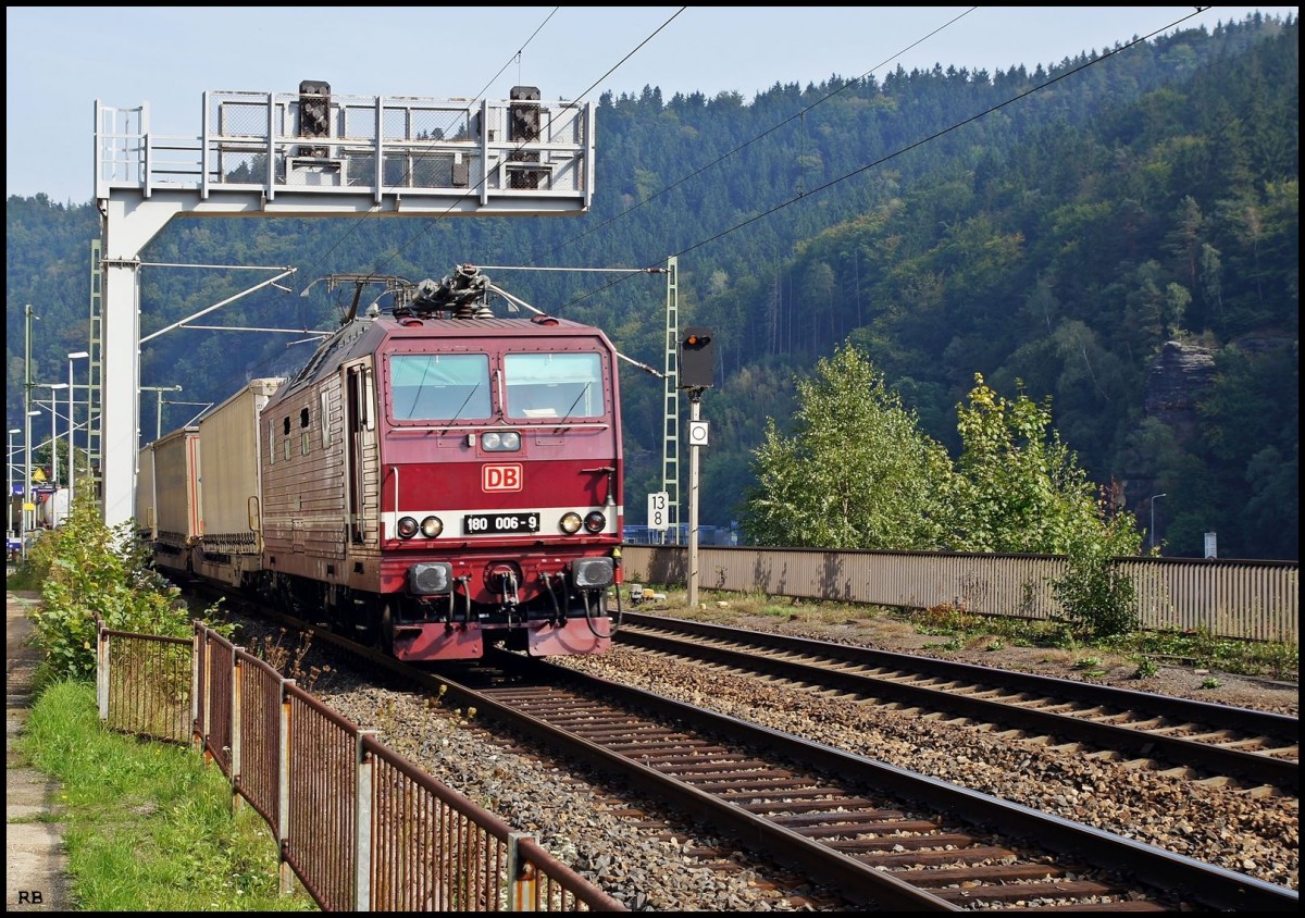 180 006, eine der letzten ihrer Art im Dienst der DB. Hier auf dem Weg nach Tschechien im Haltepunkt Schöna. Aufgenommen am 16.09.2014 