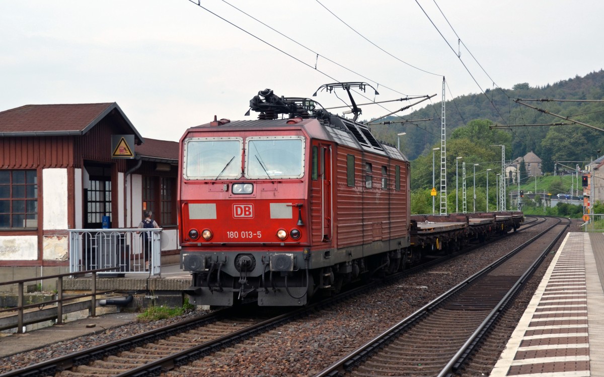 180 013 drfte mit den vier Wagen am Haken keine Probleme gehabt haben. Sie fuhr am 05.07.13 durch Knigstein Richtung Dresden.