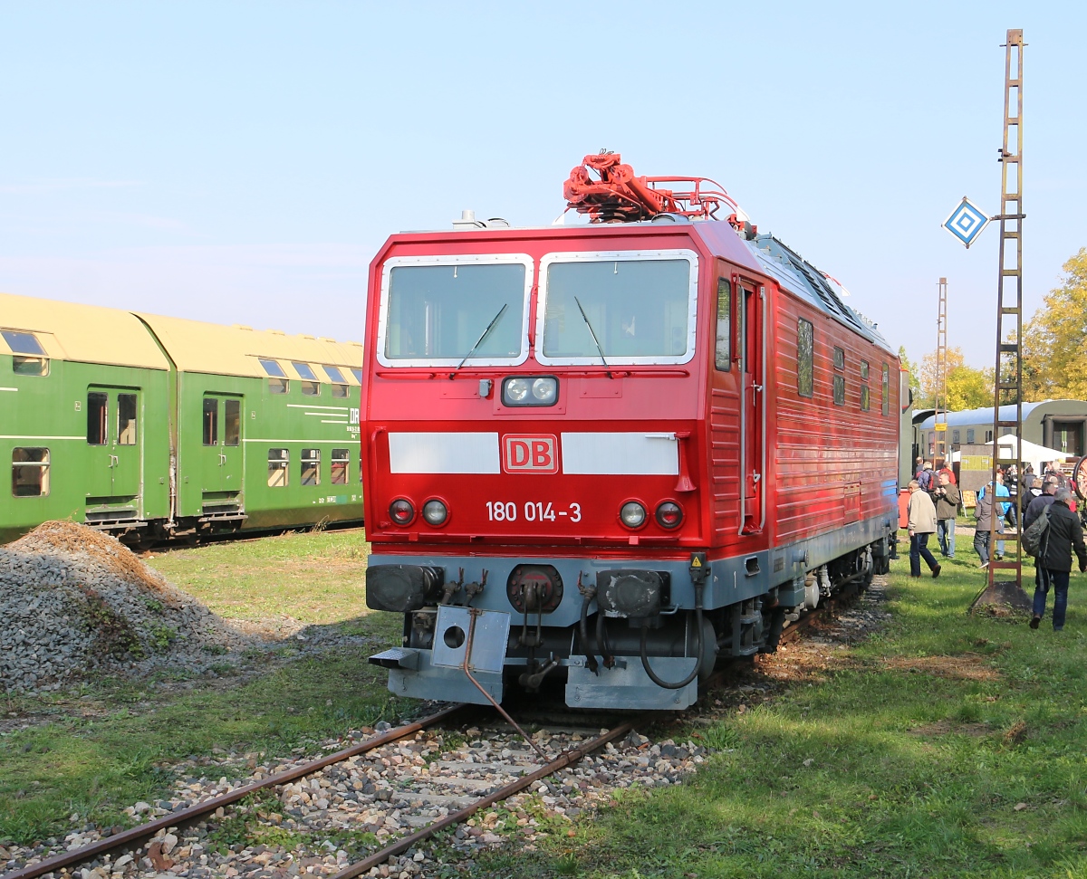 180 014-3 ausgestellt beim Tag der offenen Tür im Bahnbetriebswerk Weimar. Aufgenommen am 10.10.2015.