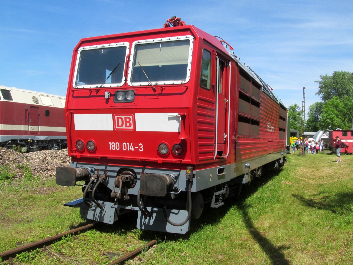 180 014-3 steht am 25. Mai 2014 im Bw Weimar.