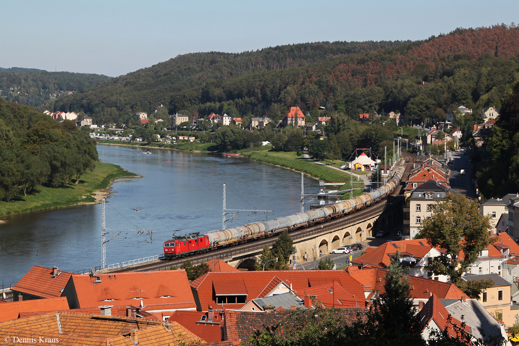 180 015 mit einem Kesselwagenzug am07.09.2013 in Knigstein.