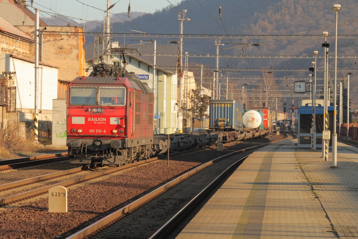 180 018 durchfährt mit einem Güterzug am 20.12.2011 den Bahnhof Povrly.