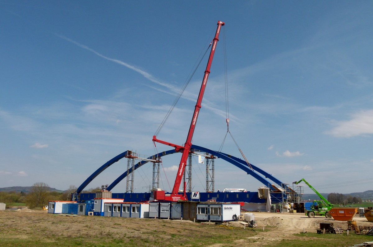 18.04.2013, Im Zuge der Neubaustrecke Erfurt - Ebensfeld (VDE 8.1) werden im Lkr. Lichtenfels Brücken über den Main und die Flutmulde errichtet. Auf die neue Mainbrücke in Wiesen wurden heute die Bogensegmente aufgesetzt.