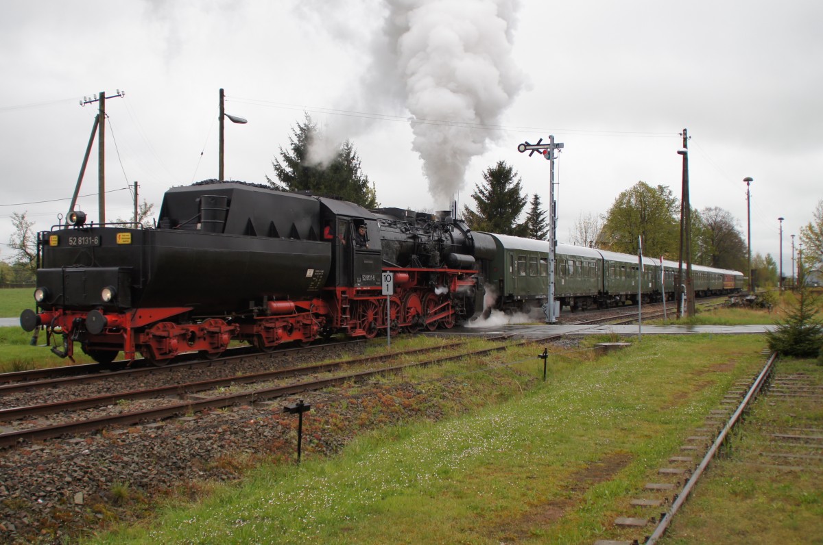 18.04.2014, 52 8131, Osterfahrten auf der Zellwaldbahn, veranstaltet durch die IG Dampflok Nossen e.V. - hier Ausfahrt in Großvoigtsberg Richtung Nossen