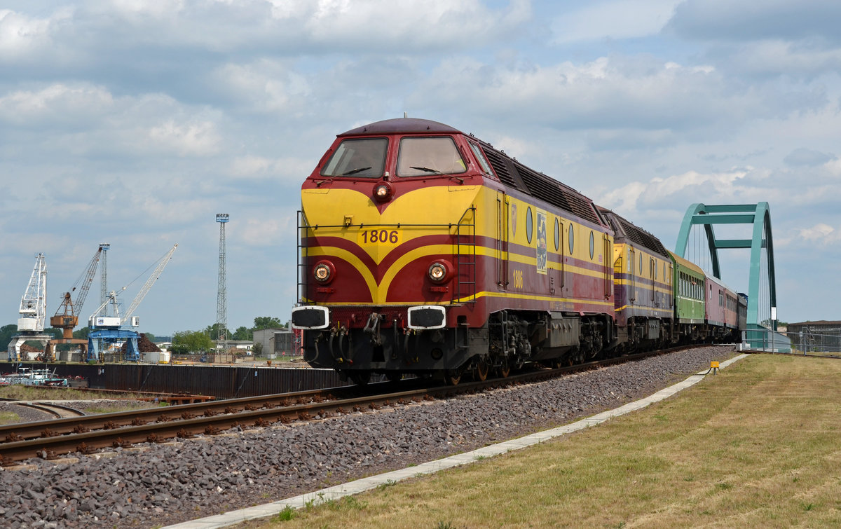 1806 und 1817 haben mit ihrem Pendelzug am 21.05.16 die Steinkopfinsel in Magdbeurg verlassen und rollen nun die Böschung der Kanalbrücke hinab Richtung Hafen Magdeburg.