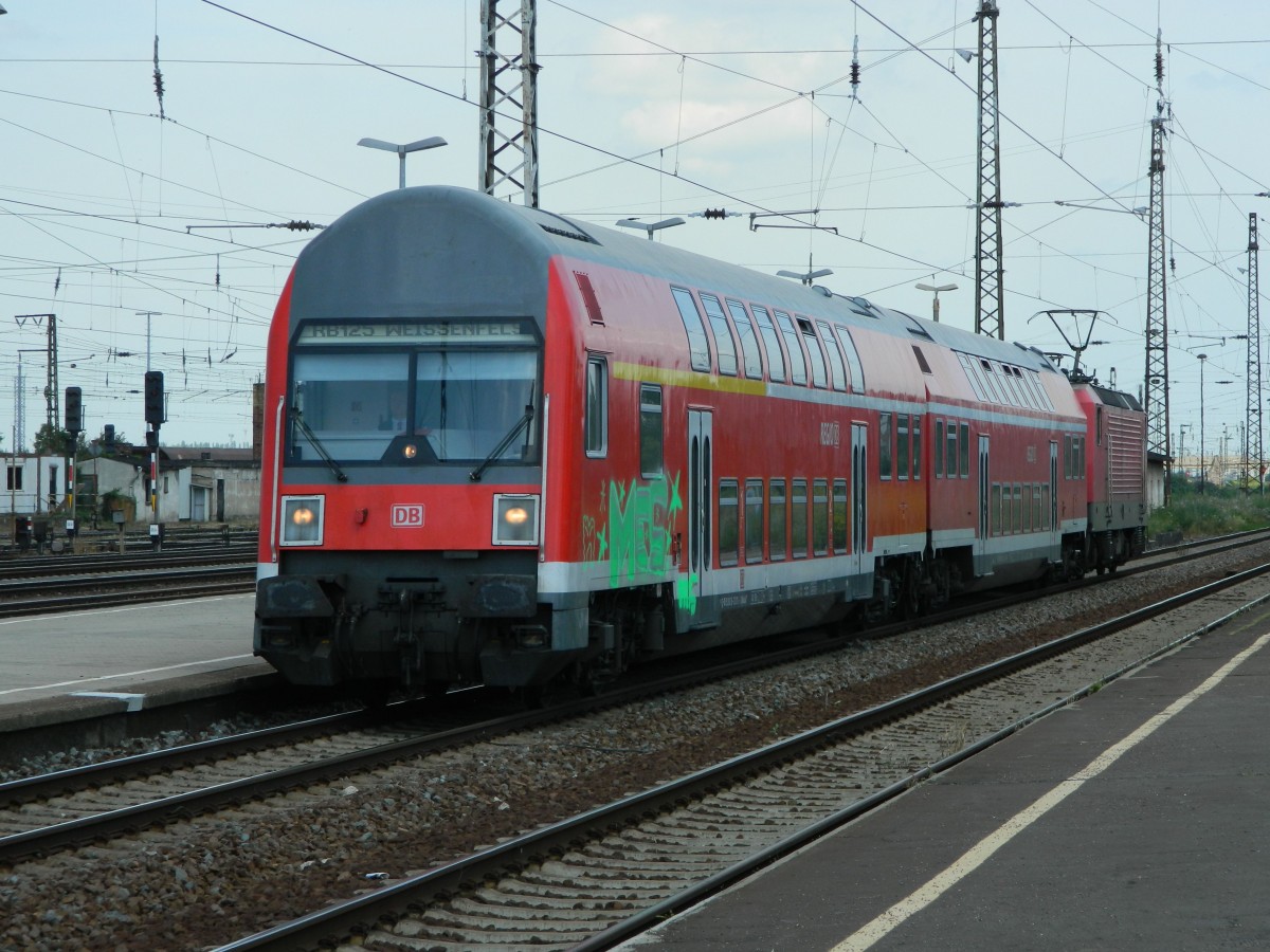 18.06.2014: Die RB125 26417 auf Gleis 8 im Bahnhof Großkorbetha. Geschoben wird der Doppelstock-Zweiteiler von 143 218. 