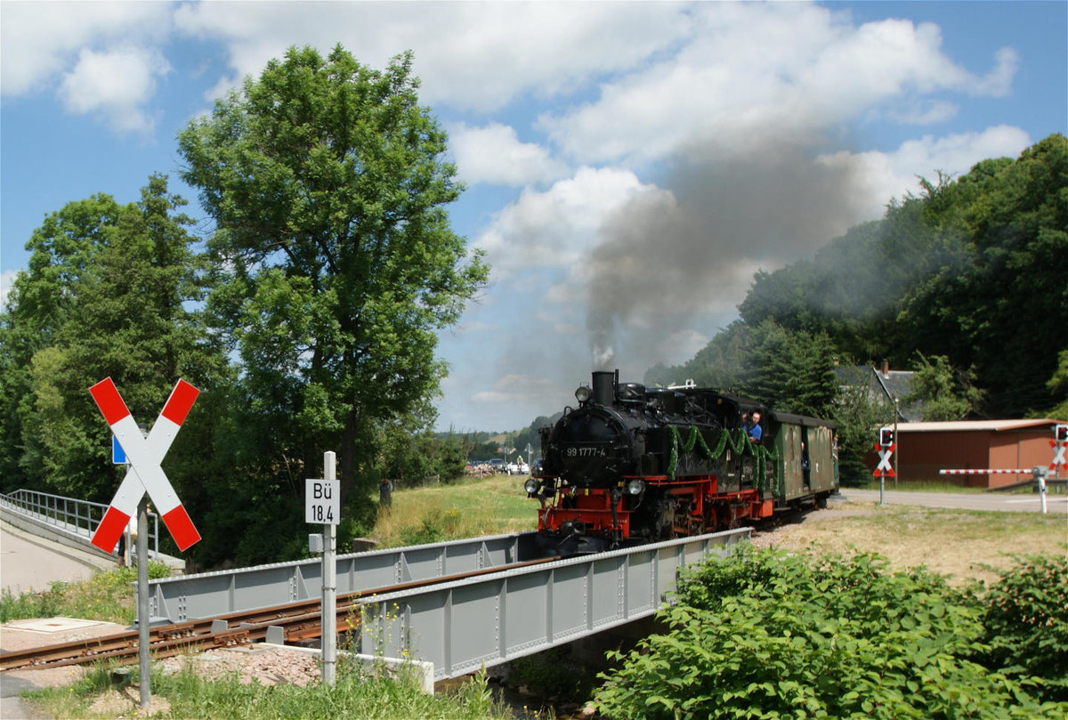18.06.2017 - Eröffnung der Weißeritztalbahn auf dem oberen Streckenabschnitt zwischen Dippoldiswalde und dem Kurort Kipsdorf. Hier fährt 99 1777 in Obercarsdorf ein.