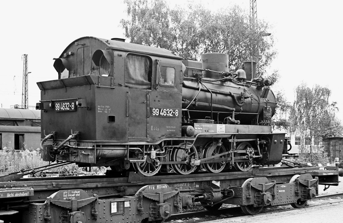 18.08.1984, Lokschau im Bahnhof Radebeul-Ost. die Rügensche Schmalspurlokomotive 99 4632, wird auf dem Transportwagen präsentiert. 