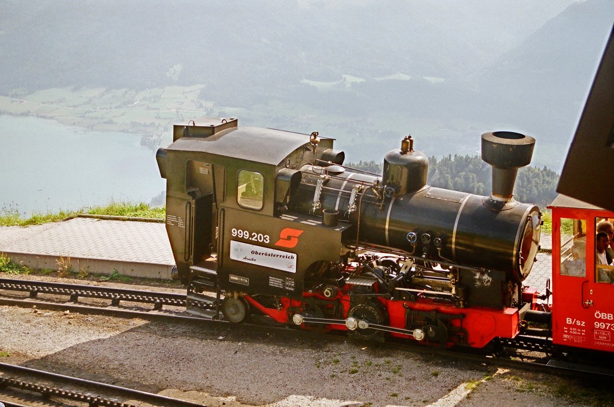 18.08.2001, St.Wolfgang, Schafbergbahn, Lok 999.203 nach der Ankunft auf der Schafbergspitze. In den Jahren 1992 bis 1996 erhielt die Österreichische Schafbergbahn zum Ersatz der aus den Jahren 1893 und 1894 stammenden Lokomotiven vier von SLM Winterthur gebaute Neubauloks (heute Z11 bis 14).