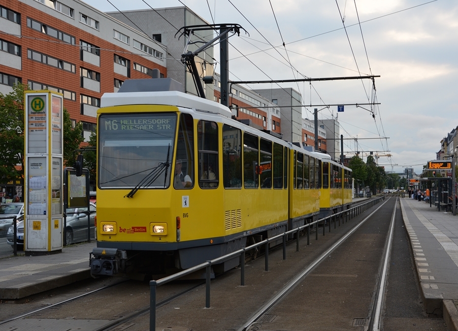 18.08.2015, Berlin, Landsberger Allee. Tatra KT4DM-Traktion auf der Linie M6 steht an der Haltestelle Landsberger Allee/Petersburger Straße.