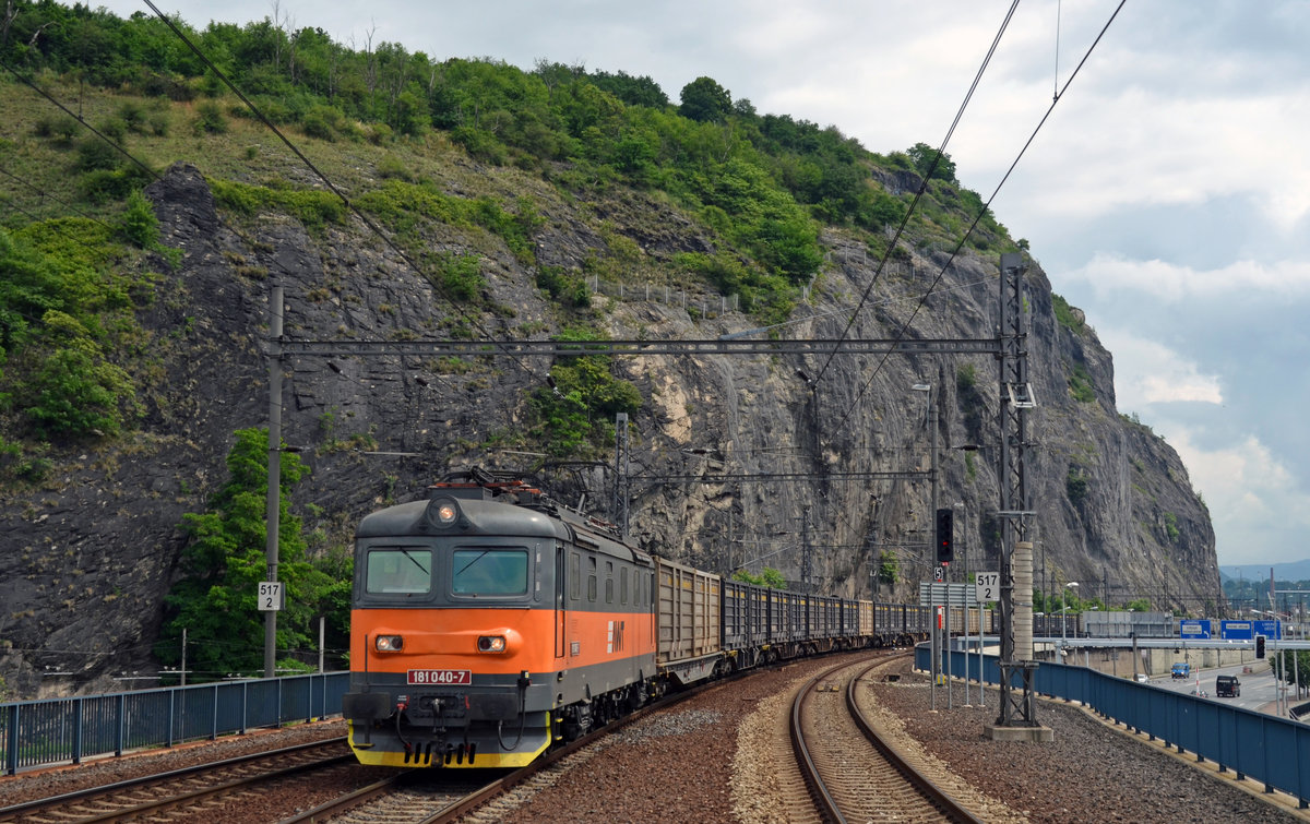 181 040 der AWT zog am 14.06.16 einen Containerzug durch Usti nad Labem Richtung Prag.
