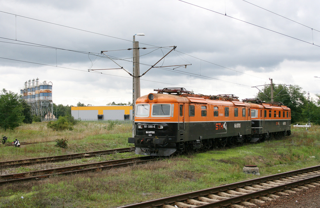 181 088 und 181 ??? warteten am 17. August 2010 in Rzepin auf ihre nächsten Einsätze.