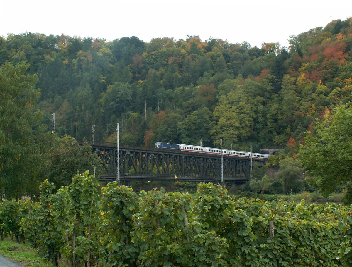 181 201 am 3.10.2008 mit IC 437 Luxemburg - Emden auf der Moselbrücke Bullay.