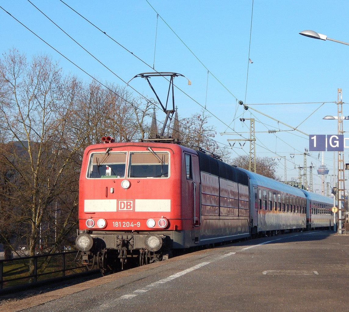 181 204 kam am 27.2 mit dem PbZ durch Köln Deutz über Gleis 1 gefahren.

Köln Messe/Deutz 27.02.2016