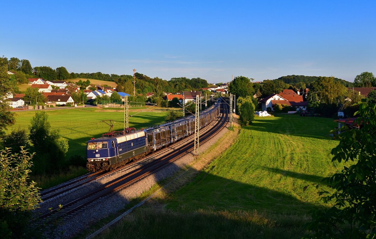 181 204 mit einem leeren Autozug am 15.06.2022 bei Ergoldsbach.