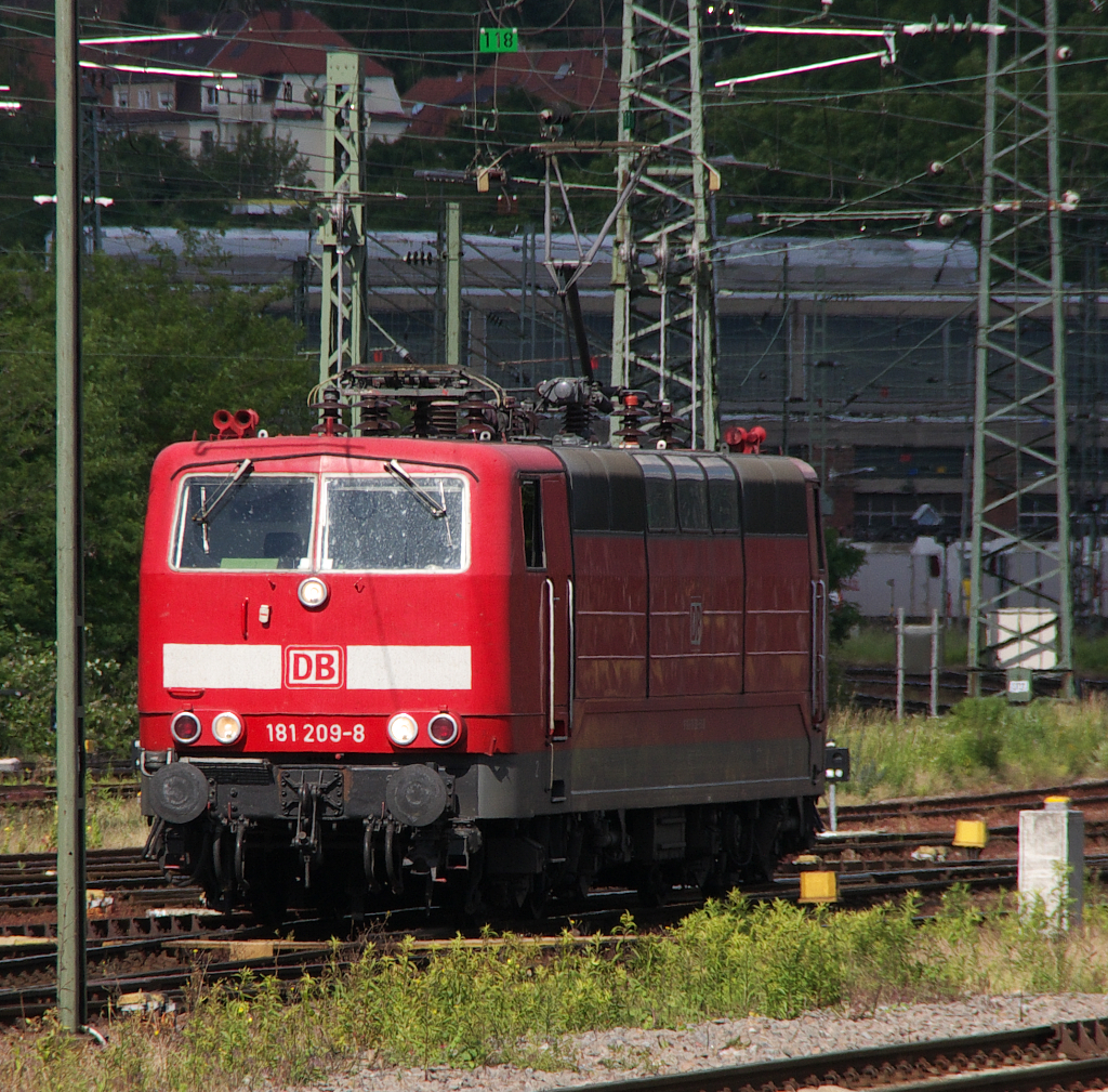181 209 hat den IC 2054 von Frankfurt/Main nach Saarbrücken gebracht und ist nun auf dem Weg ins Bahnbetriebswerk. 05.06.2014 Saarbrücken Hbf.