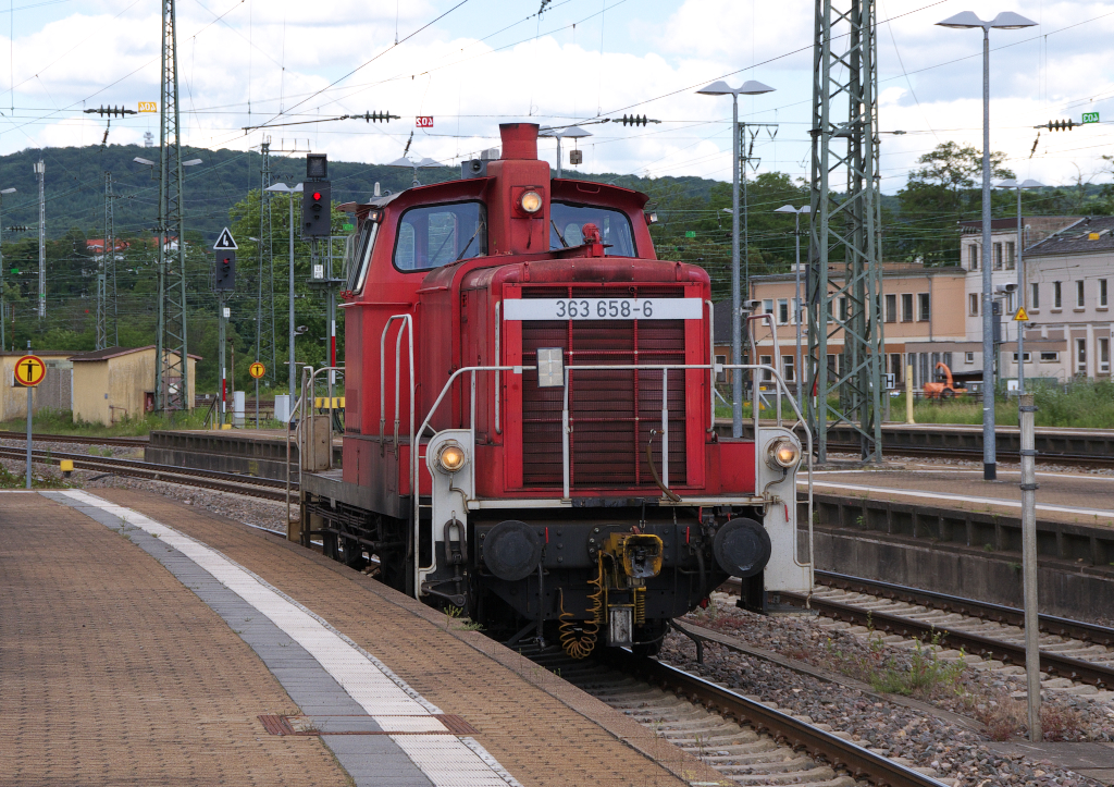 181 209 hatte den IC 2054 von Frankfurt/Main nach Saarbrücken gebracht! Nun erscheint 363 658 auf der Bildfläche und zieht die Wagen des Intercity ab. 05.06.2014 - Saarbrücken Hbf.