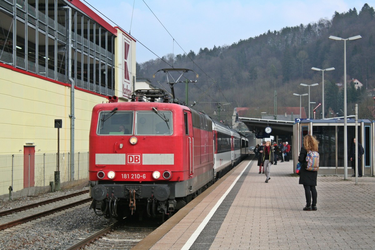 181 210-6 mit dem IC 187 von Stuttgart nach Zrich HB am 06.03.14 beim Halt in Horb am Neckar.