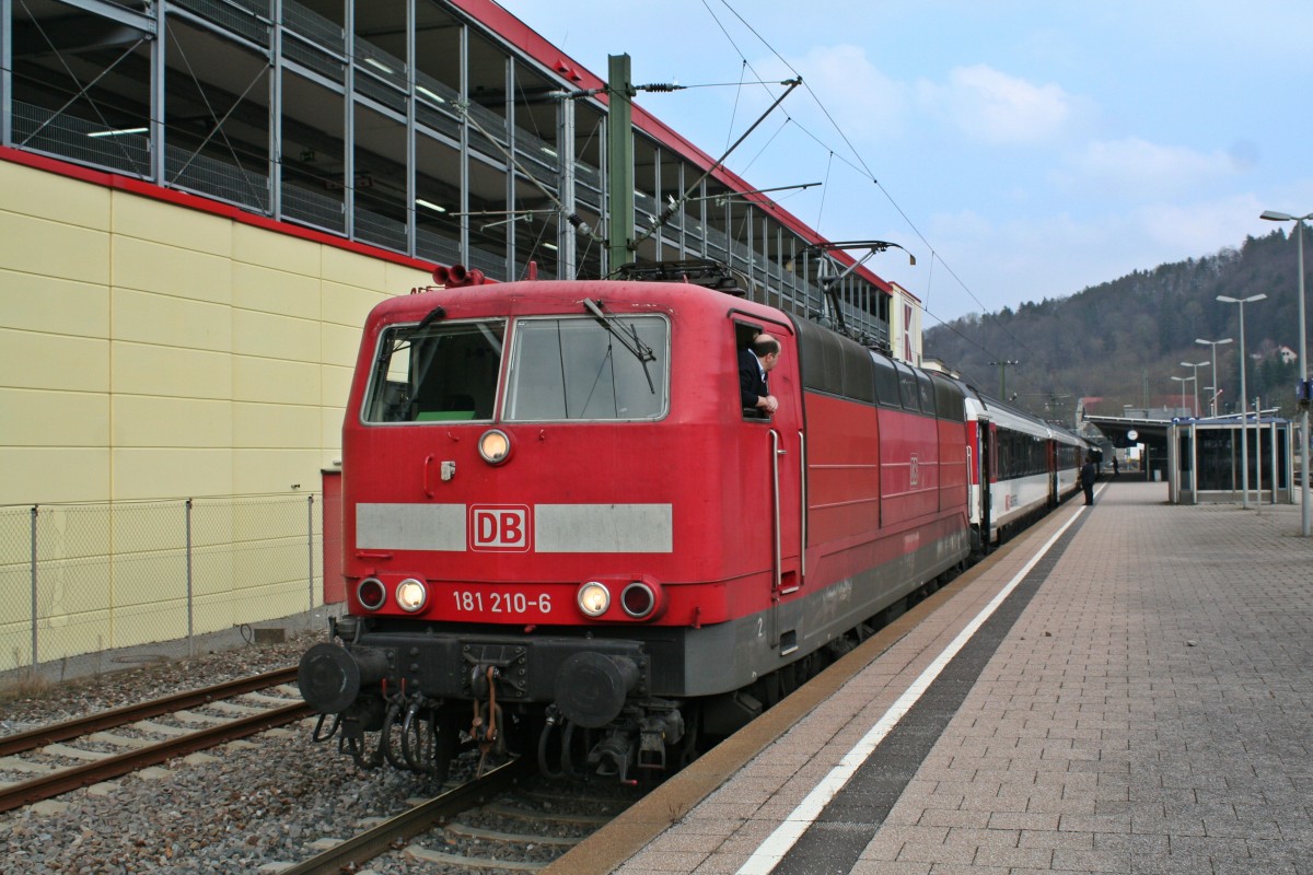 181 210-6 mit dem IC 187 von Stuttgart nach Zrich HB am 06.03.14 beim Halt in Horb am Neckar.