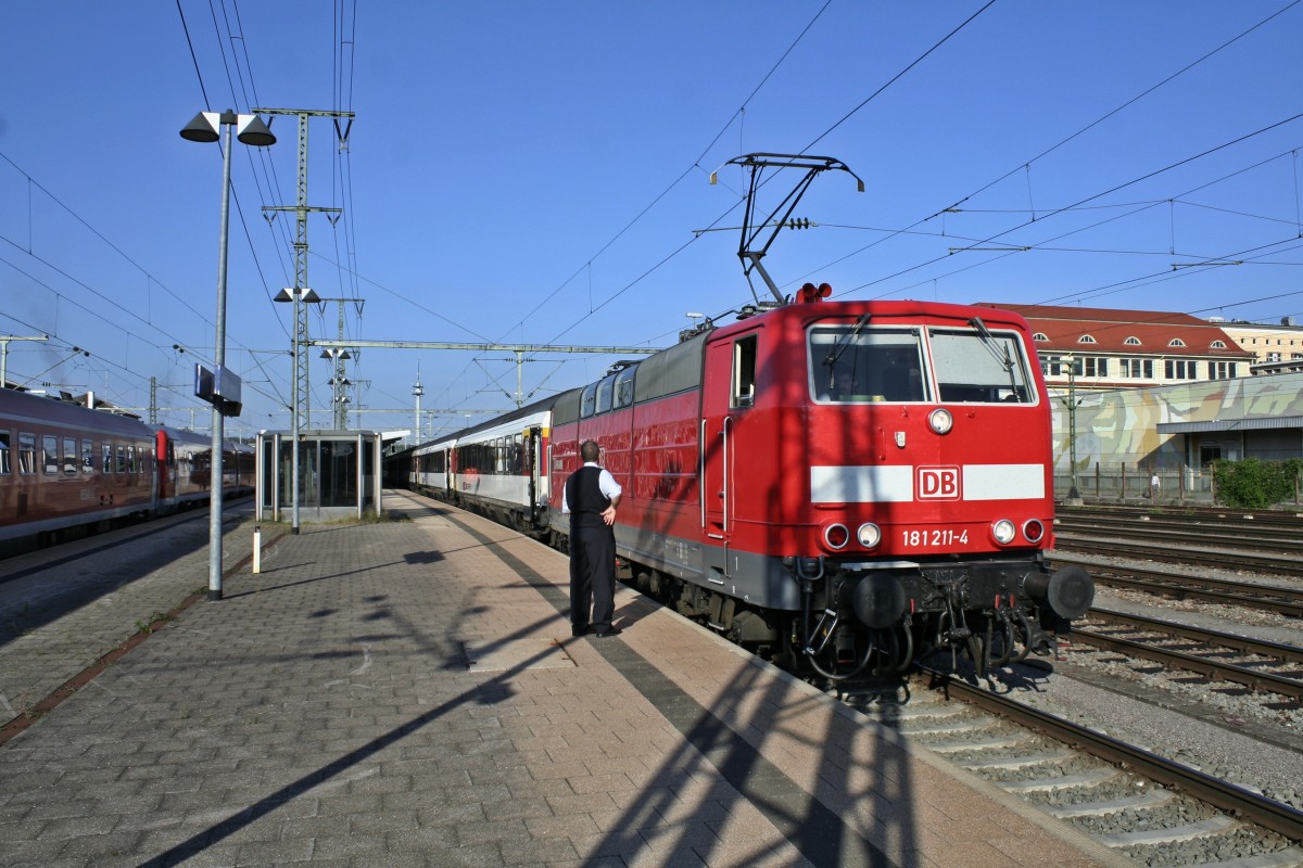 181 211-4 mit dem IC 182 von Zrich HB nach Frankfurt (Main) Hbf kurz nach dem Lokwechsel am Abend des 21.08.13 in Singen (Hohentwiel).