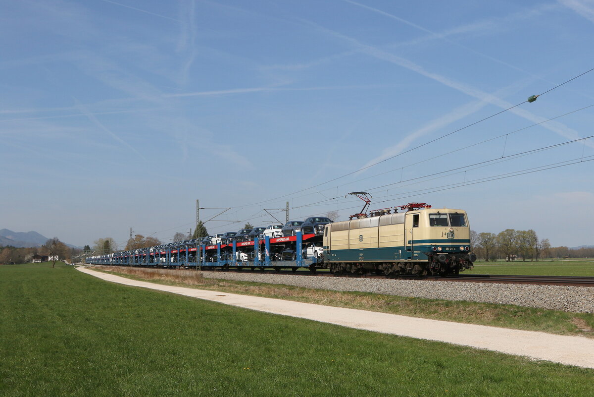 181 211 von  SEL  (Schlünß Eisenbahn Logistik) war mit einem Autozug am 14. April 2022 bei Übersee am Chiemsee in Richtung Salzburg unterwegs.