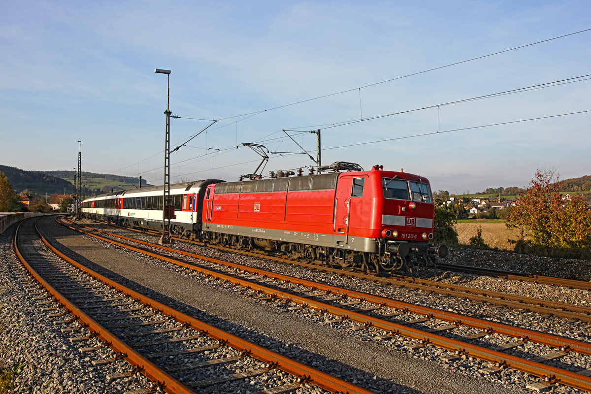 181 213 saust mit dem Ic 167 von Stuttgart Hbf nach Zürich Hb bei Schlehingen vorbei.Bild vom 30.10.2014