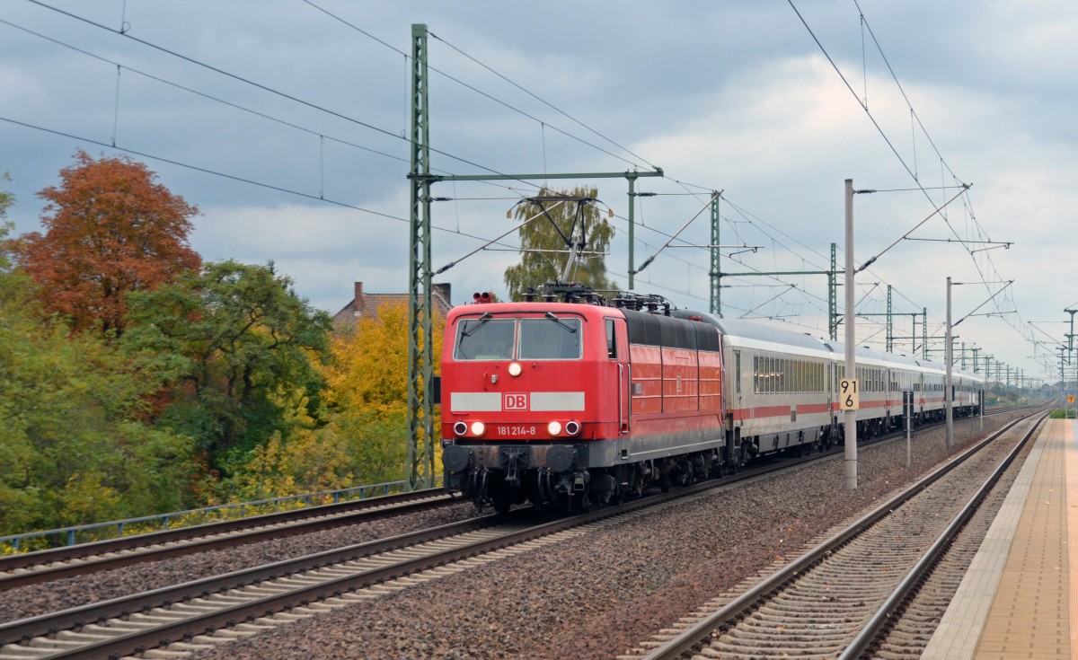 181 214 passiert am 20.10.13 mit dem IC 1958 Leipzig-Frankfurt den S-Bahnhof Dieskau. Wegen Bauarbeiten zwischen Erfurt und Vieselbach wurde der IC ber Sangerhausen nach Erfurt gefhrt.  