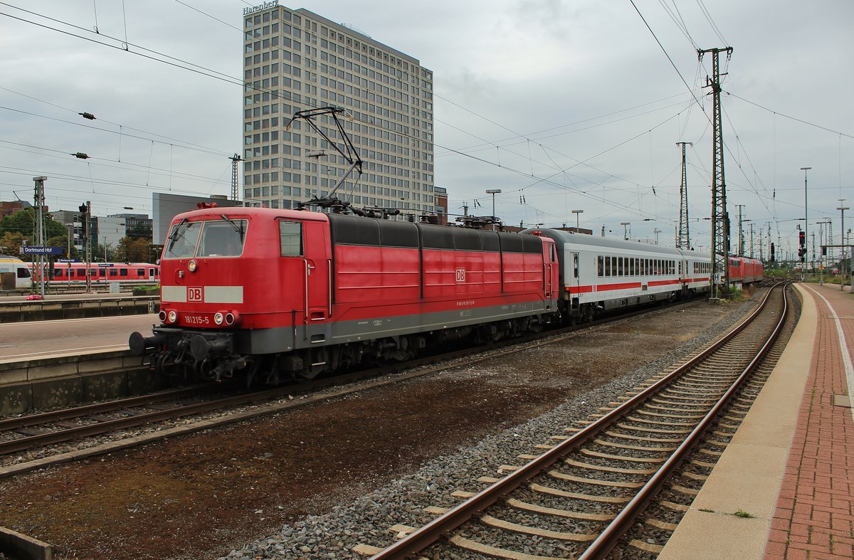 181 215-5 durchfährt am 18.8.2017 mit dem PbZ2470 von Frankfurt(Main) Hauptbahnhof nach Dortmund Bbf den Dortmunder Hauptbahnhof in Richtung Osten. Im Zug eingereiht waren u.a. 111 124-4, 101 063-6 und 101 070-1.