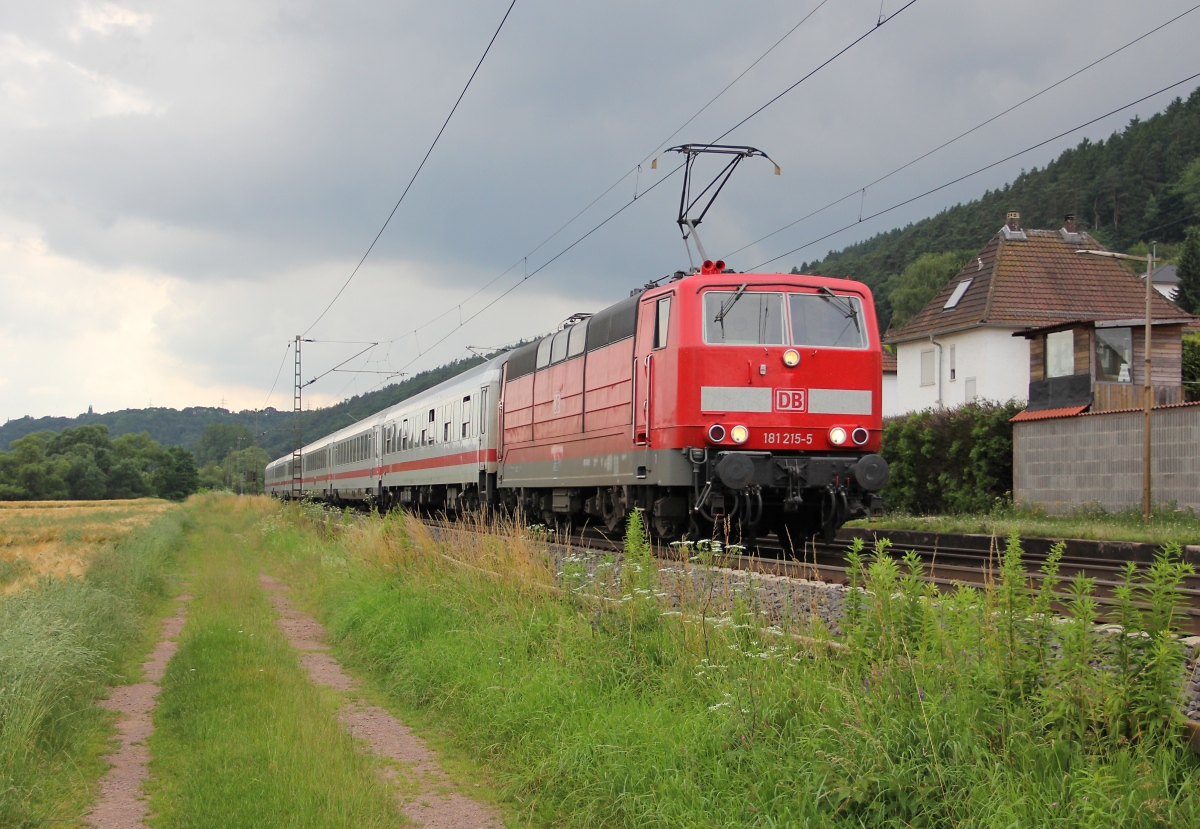 181 215-5 mit dem IC 1955 nach Leipzig. Aufgenommen in Ludwigsau-Friedlos am 05.07.2013.