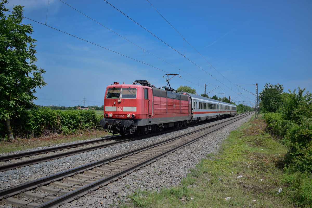 181 215 zieht 3 IC-Wagen als PbZ 2463 nach Basel Bad Bf, hier in Buggingen am 27.05.2018.