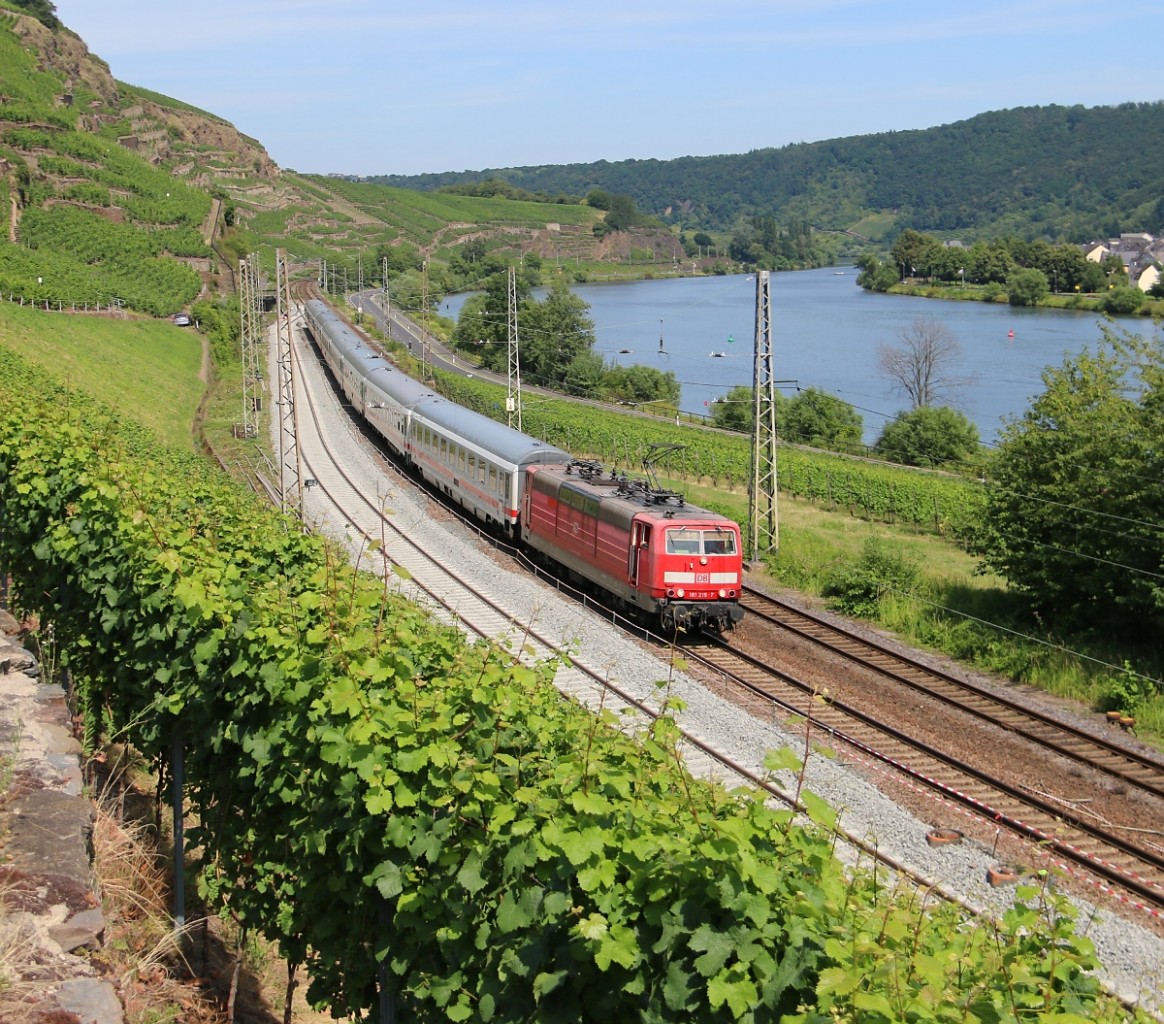 181 219-7 mit eingeschalteter  Klimaanlage  vor einem IC aus Koblenz kommend in Richtung Saarbrücken. Aufgenommen bei Winningen (Mosel) am 18.07.2014.
