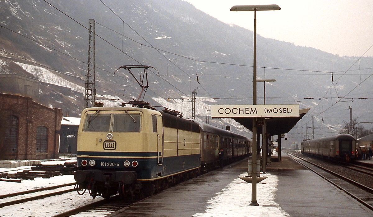 181 220-5 am 20.01.1979 im Bahnhof Cochem (Mosel), im Hintergrund sind die Reste des früheren Bw zu sehen