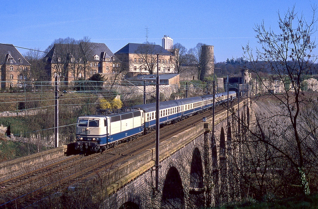 181 220 mit D2052 auf dem Viaduc Pulvermühle kurz vor Erreichen des Luxembourger Hauptbahnhofs, 27.03.1989.
