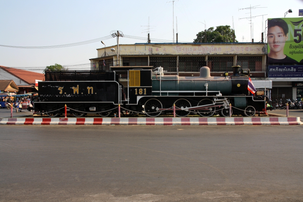 181 aufgestellt auf dem Bahnhofsvorplatz der Phitsanulok Station. Bild vom 28.März 2023.