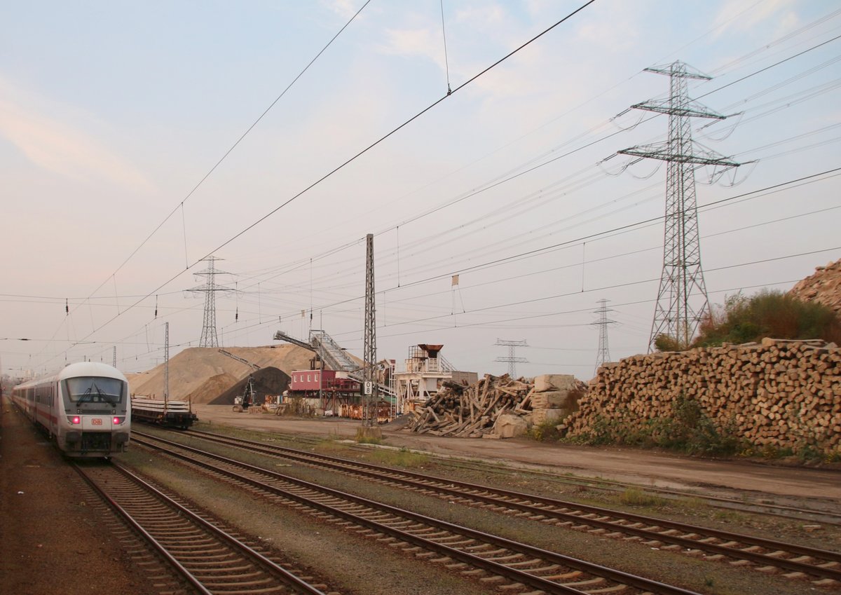 18.10.17 Berlin NordOst (Benno). Passiert nicht oft: Wegen Bauarbeiten werden Reise- und Güterzüge über einen der wenigen überlebenden Verschiebebahnhöfe Berlins umgeleitet. Blick aus RE3 auf IC 2428 nach Stralsund und Schwellenlager. Etwa 100m hinter den Schwellen verläuft der Berliner Außenring.