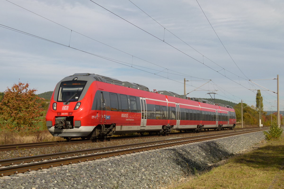 18.10.2012, Tw 442 272 fährt als RB 59359 Kronach - Bamberg in den Haltepunkt Küps ein.