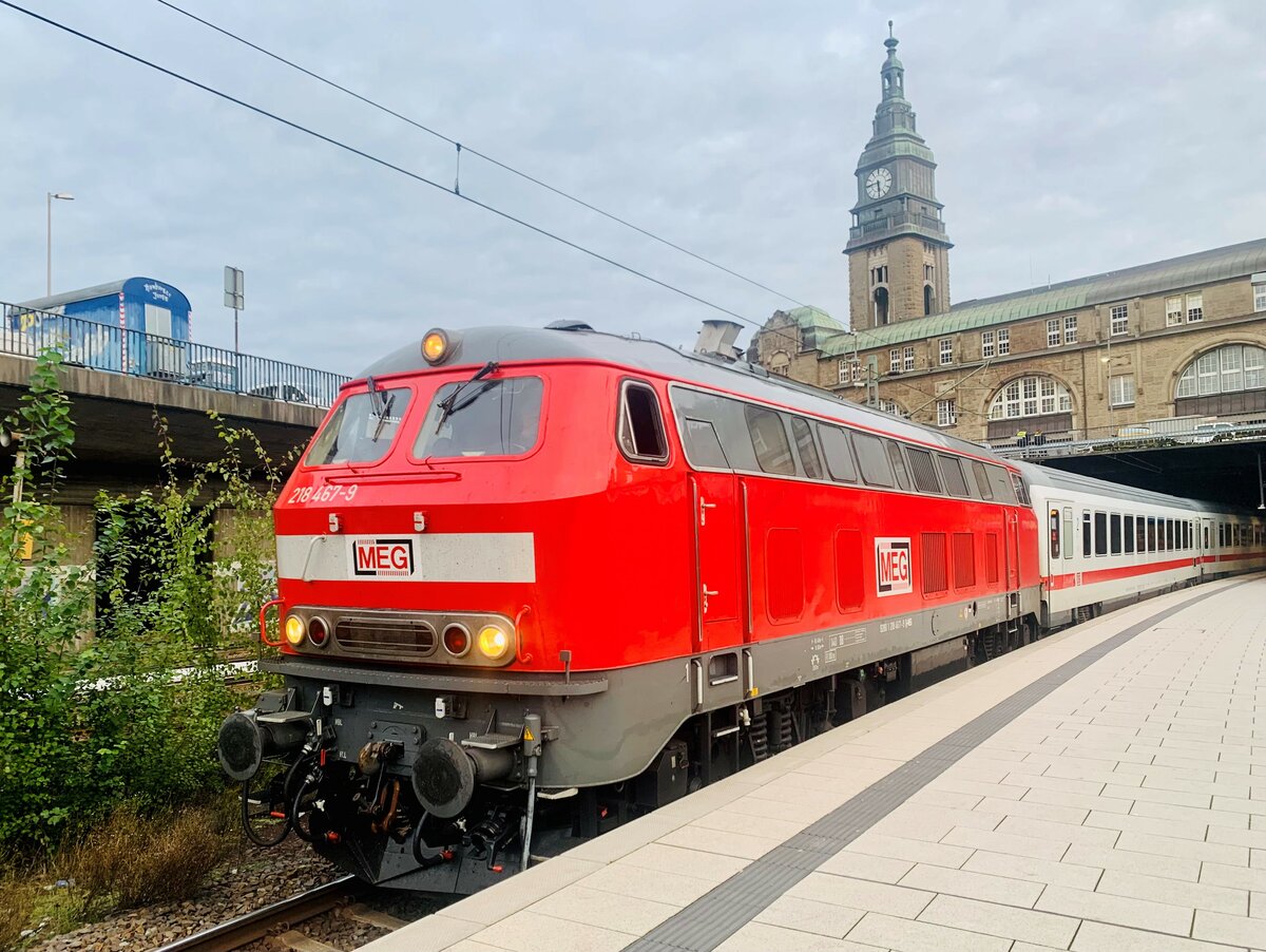 18.10.2021 Hamburg Hbf.: 218 467-9 der MEG ist gerade mit dem IC 2415 aus Burg/Fehmarn eingefahren. Nach kurzem Aufenthalt bringt die Lok den Leerzug nach Hamburg-Langenfelde in die Abstellung und kehrt dann Lz in die Abstellung / Übernachtung im ehemaligen BW 3
zurück.