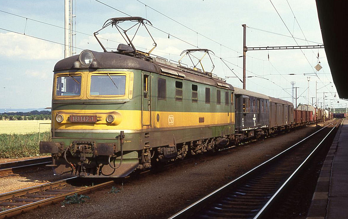 181142 wartet vor einem Güterzug im Bahnhof Kutna Hora am 29.6.1992 auf Weiterfahrt in Richtung Kolin.
