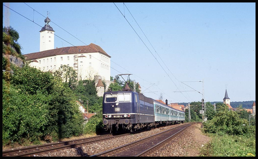 181206 mit E 3384 nach Heidelberg ist hier am 1.7.1993 um 17.57 Uhr auf dem Weg nach Heidelberg unterhalb der Deutschordensburg in Gundelsheim zu sehen.