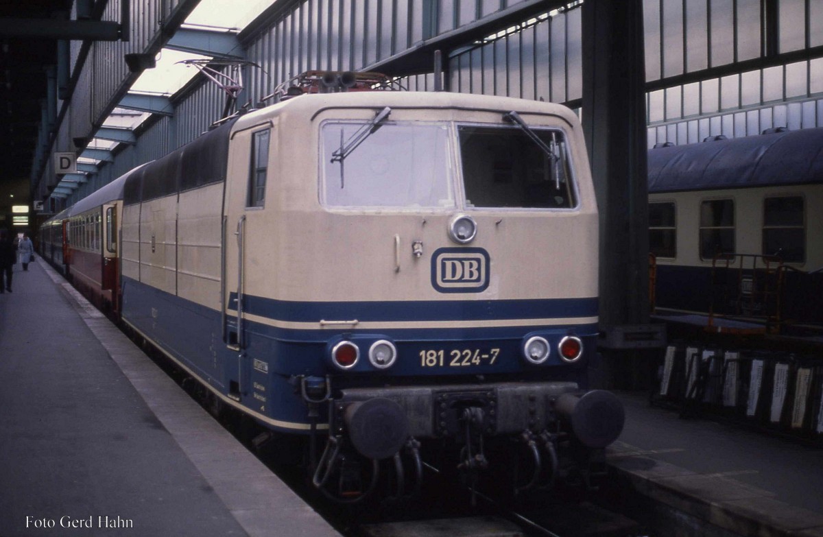 181224 vor D aus Saarbrücken auf Gleis 7 im Stuttgarter HBF am 3.3.1989 um 8.35 Uhr.