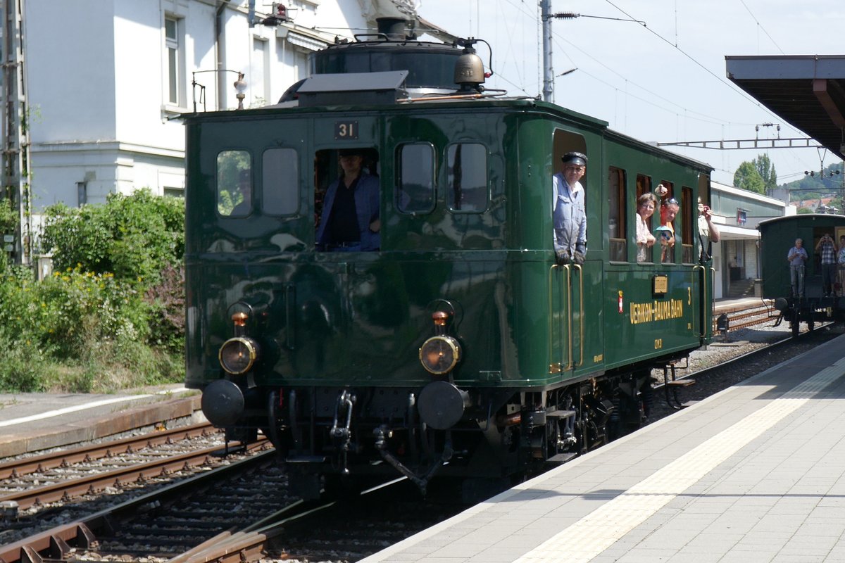 1.8.17, von Laufenburg nach Stein Säckingen fuhr der Üerikon Bauma Bahn Dampftriebwagen anlässlich des Triebwagentreffens, hier beim Umsetzen im Bahnhof Stein Säckingen.